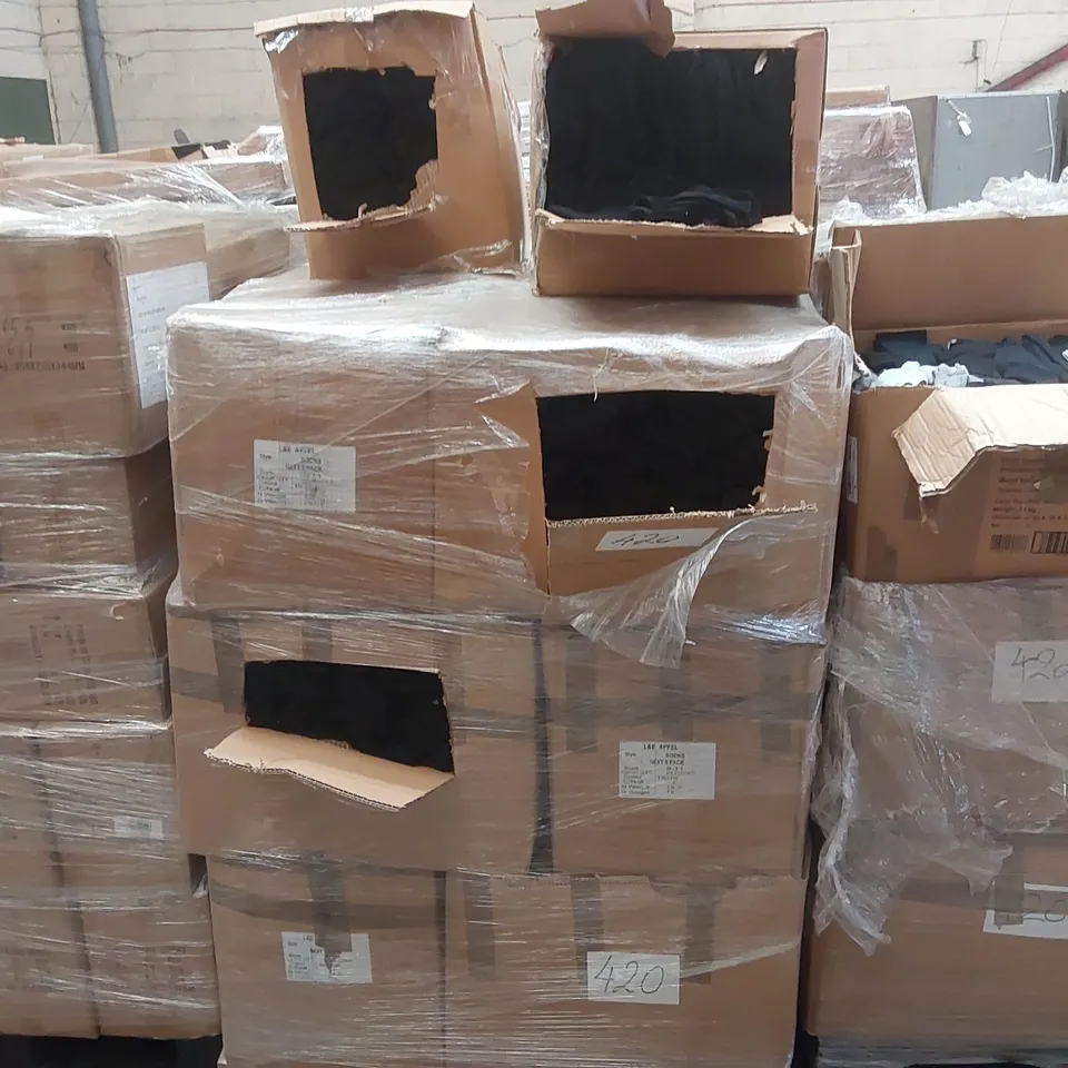 PALLET CONTAINING A VERY LARGE QUANTITY OF ASSORTED SOCKS
