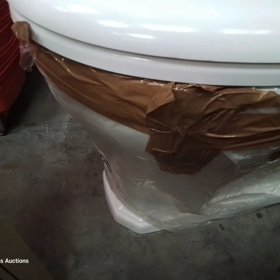 CLOSE COUPLED TRADITIONAL WHITE TOILET BOWL, CISTERN & SEAT