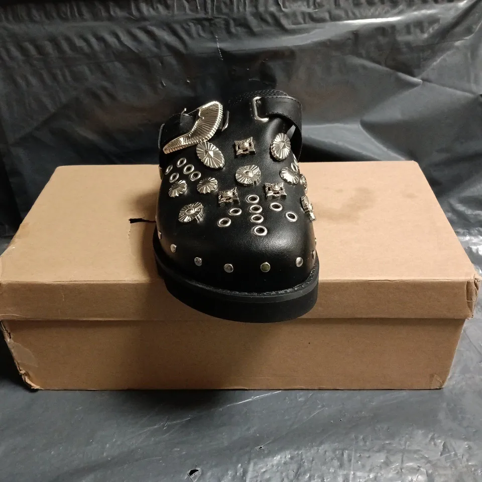 BOXED PAIR OF UNBRANDED BUCKLE SHOES IN BLACK W. ASSORTED STUD DETAIL SIZE EU 42
