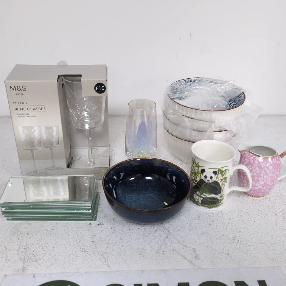LOT OF APPROXIMATELY 25 ASSORTED HOME CERAMIC, GLASS AND PORCELAIN ITEMS TO INCLUDE GLASSES, JUGS AND SELF ADHESIVE GLASS TILES