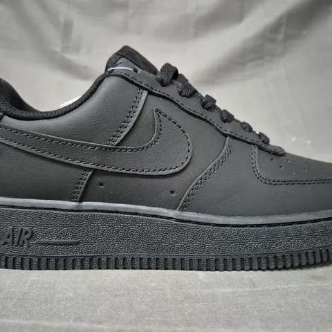 BOXED PAIR OF NIKE AIR FORCE 1 '07 SHOE SIN BLACK UK SIZE 5.5