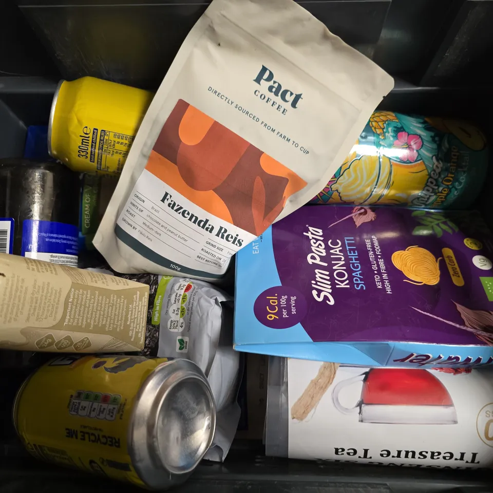 APPROXIMATELY 12 ASSORTED FOOD & DRINK ITEMS TO INCLUDE CREME EGG BAR, FANTA LEMON, PEPSI SODASTREAM DRINK MIX, ETC - COLLECTION ONLY