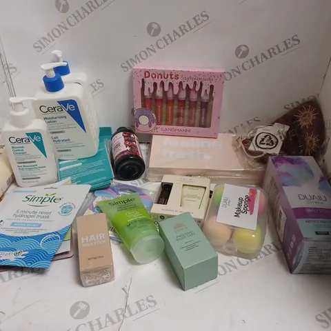 APPROXIMATELY 20 ASSORTED HEALTH AND BEAUTY PRODUCTS INCLUDING CERA VE, ACNE PATCH, ELIZABETH SCARLETT
