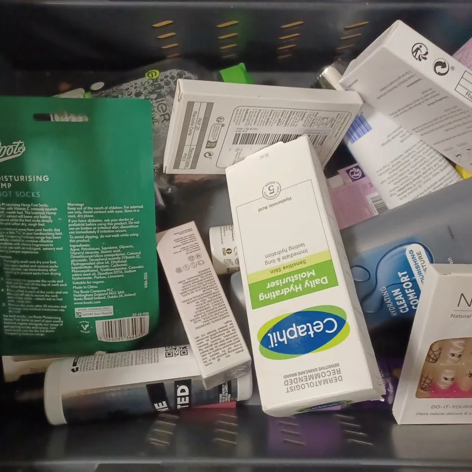 BOX OF APPROXIMATELY 20 ASSORTED COSMETIC PRODUCTS TO INCLUDE CALVIN KLEIN, MIELLE, CETAPHIL, ETC