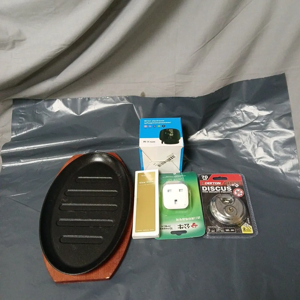 APPROXIMATELY 20 ASSORTED HOUSEHOLD ITEMS TO INCLUDE SECURITY PADLOCK, BODY GLOVE, ADAPTER, SPHYGMOMANOMETER ETC