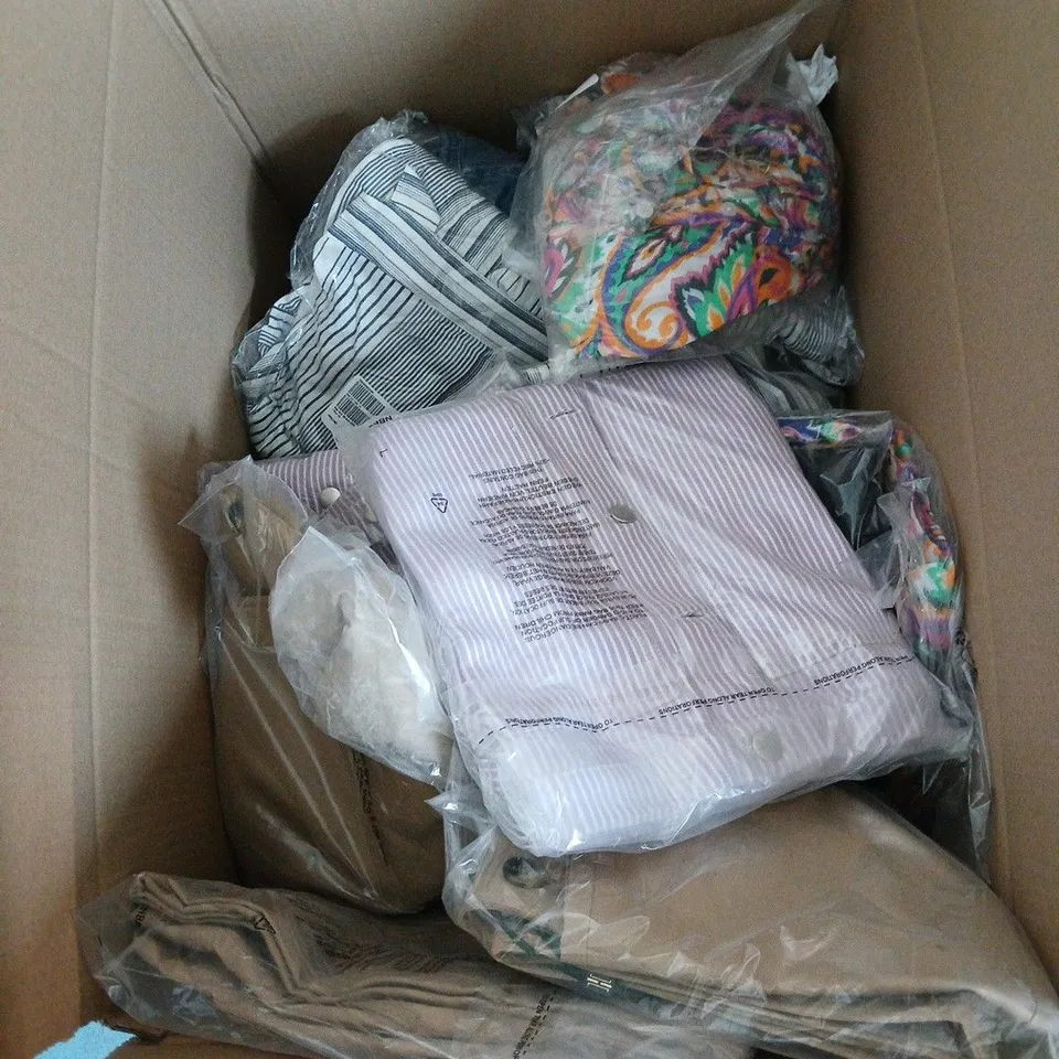 BOX OF APPROXIMATELY 25 ASSORTED CLOTHING ITEMS TO INCLUDE BEN DE LISI, DANNII MINOQUE, D AND CO ETC
