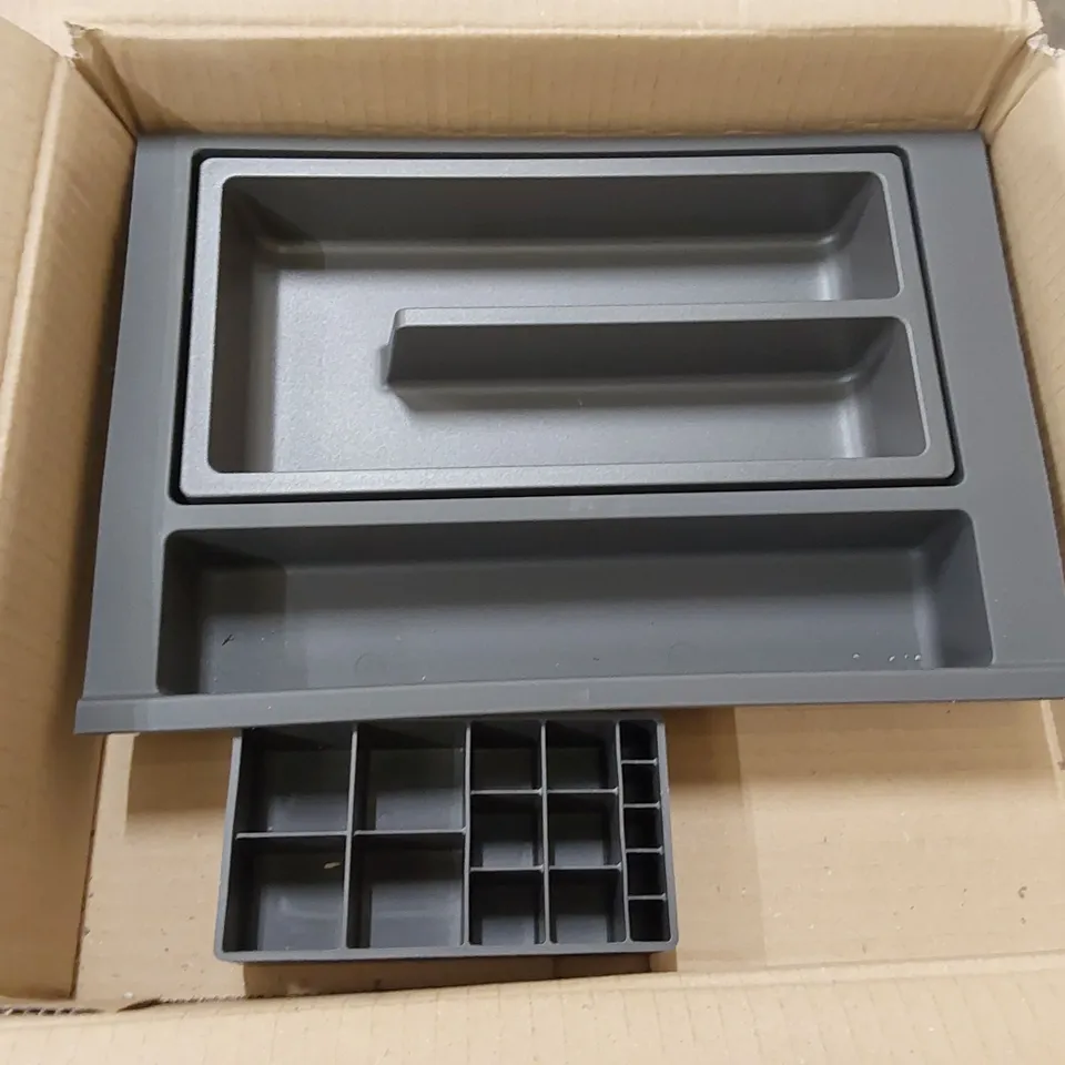PALLET OF APPROXIMATELY 70x BATHSTORE HOUSE BEAUTIFUL 600MM PLASTIC DRAWER INSERTS 