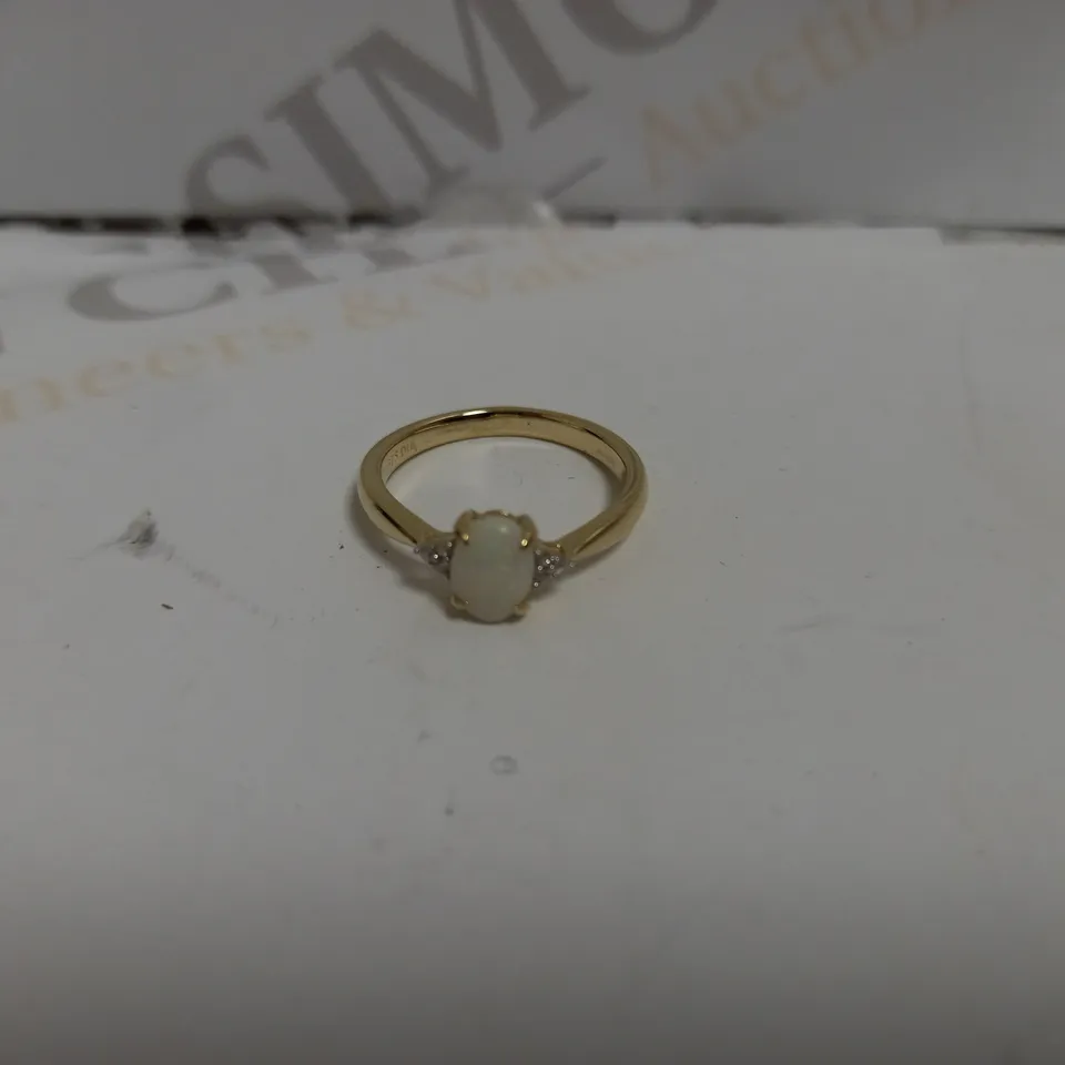 9 CT YELLOW GOLD NECKLACE AND 9CT YELLOW GOLD AND OPAL RING - K.5 SIZE