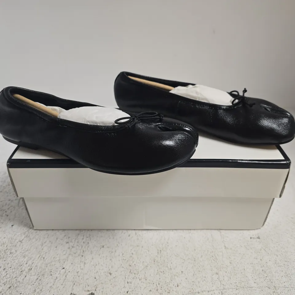 BOXED PAIR OF STEVE MADDEN BLACK LEATHER FLATS SIZE EU 36