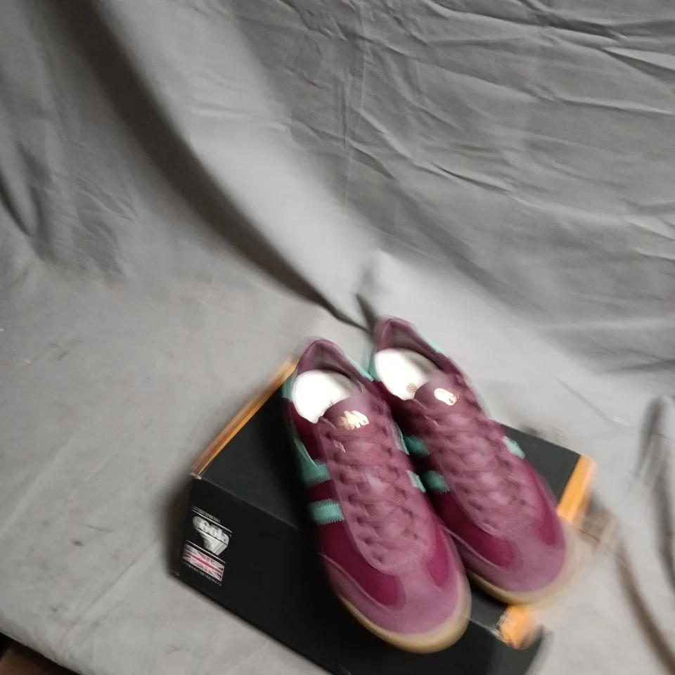 GOLA CLASSICS BURGUNDY SUEDE TRAINERS – UK 6 WITH TEAL STRIPES