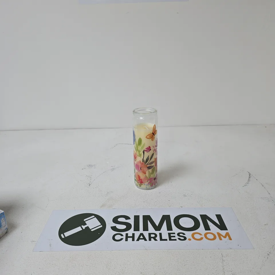 APPROXIMATELY 12 ASSORTED HOUSEHOLD ITEMS INCLUDING SND LIGHTBULBS AND SCENTED CANDLE 