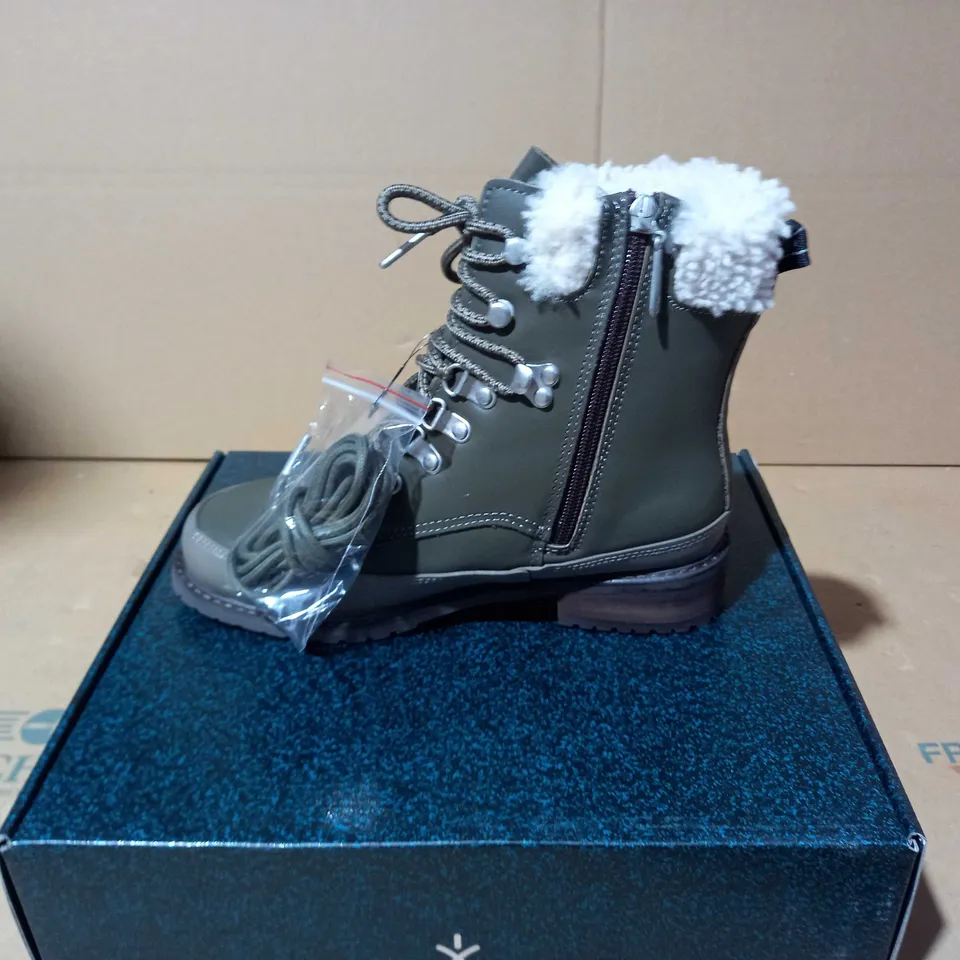 BOXED PAUR OF EMU OKAB FAUX LEATHER BOOTS IN DARK OLIVE UK SIZE 5