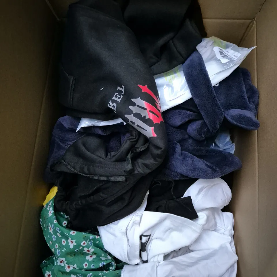 BOX OF APPROXIMATELY 30 ASSORTED KIDS CLOTHING ITEMS TO INCUDE - TOPS, PYJAMAS, JACKET, ETC