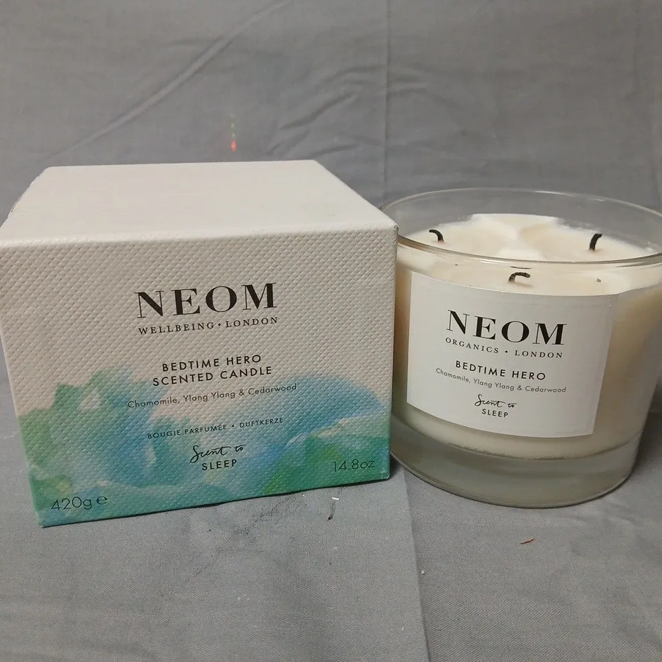 NEOM Bedtime Hero Scented Candle – Chamomile, Ylang Ylang & Cedarwood (420g) – Boxed