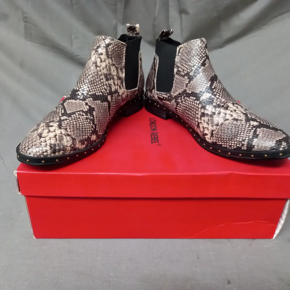 BOXED PAIR OF LONDON REBEL GARETH SYNTHETIC ANKLE BOOTS IN GREY SNAKE SIZE 3