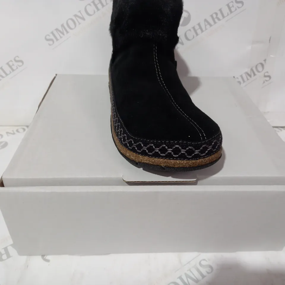 BOXED PAIR OF EARTH ORIGINS EMMALYN BLACK BOOTIES - SIZE 6