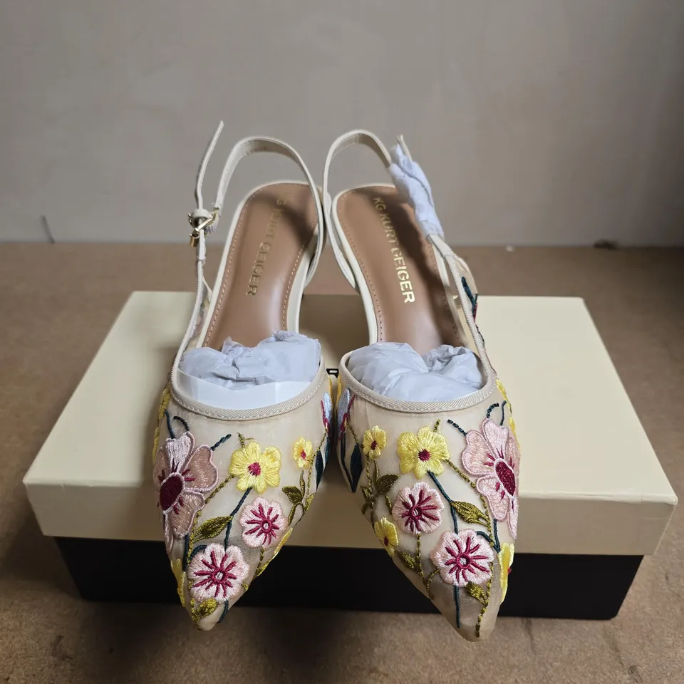 BOXED PAIR OF KURT GEIGER ARIA LOW2 WHITE/COMB FABRIC COURTS – UK 5