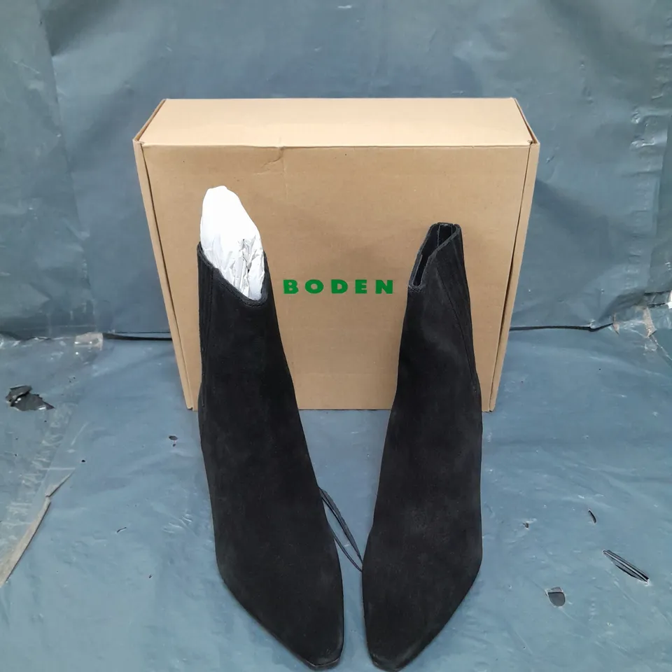 BOXED PAIR OF BLACK HEEL BOOTS SUEDE - EU 41 