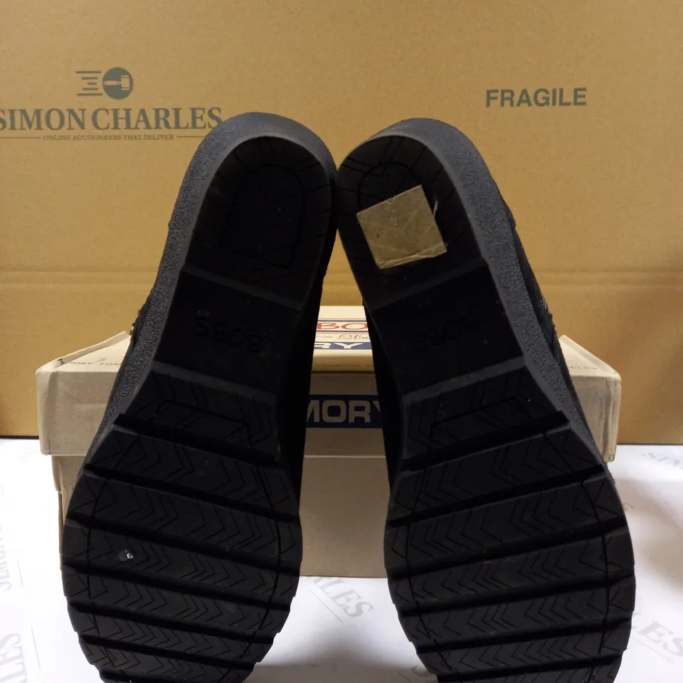PAIR OF BOB'S SKECHERS TUMBLE WEED BOOTS BLACK - SIZE 7