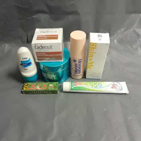 APPROXIMATELY 20 ASSORTED HEALTH & BEAUTY PRODUCTS TO INCLUDE FADEOUT MOISTURISER, SANDERSON TOOTHPASTE AND BLOOM & BLOSSOM FOOT AND LEG MIST