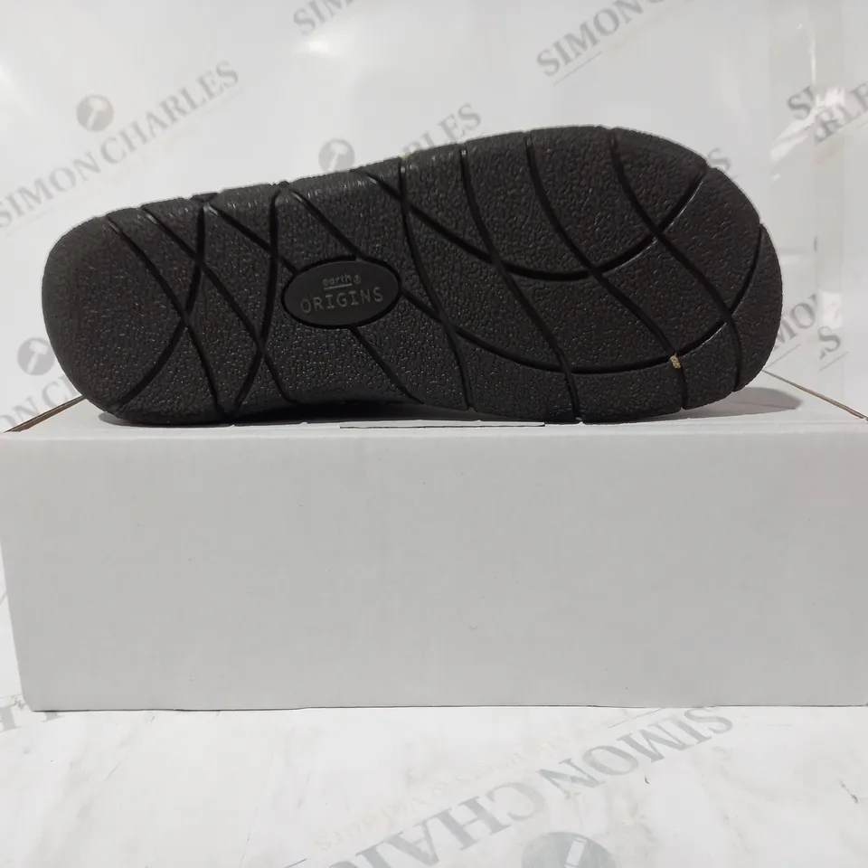 BOXED PAIR OF EARTH ORIGINS EMMALYN BOOTIES IN GREY UK SIZE 5