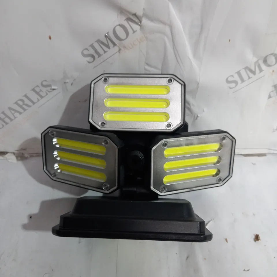 BOXED BELL & HOWELL 300 LUMENS BIONIC FLOODLIGHT