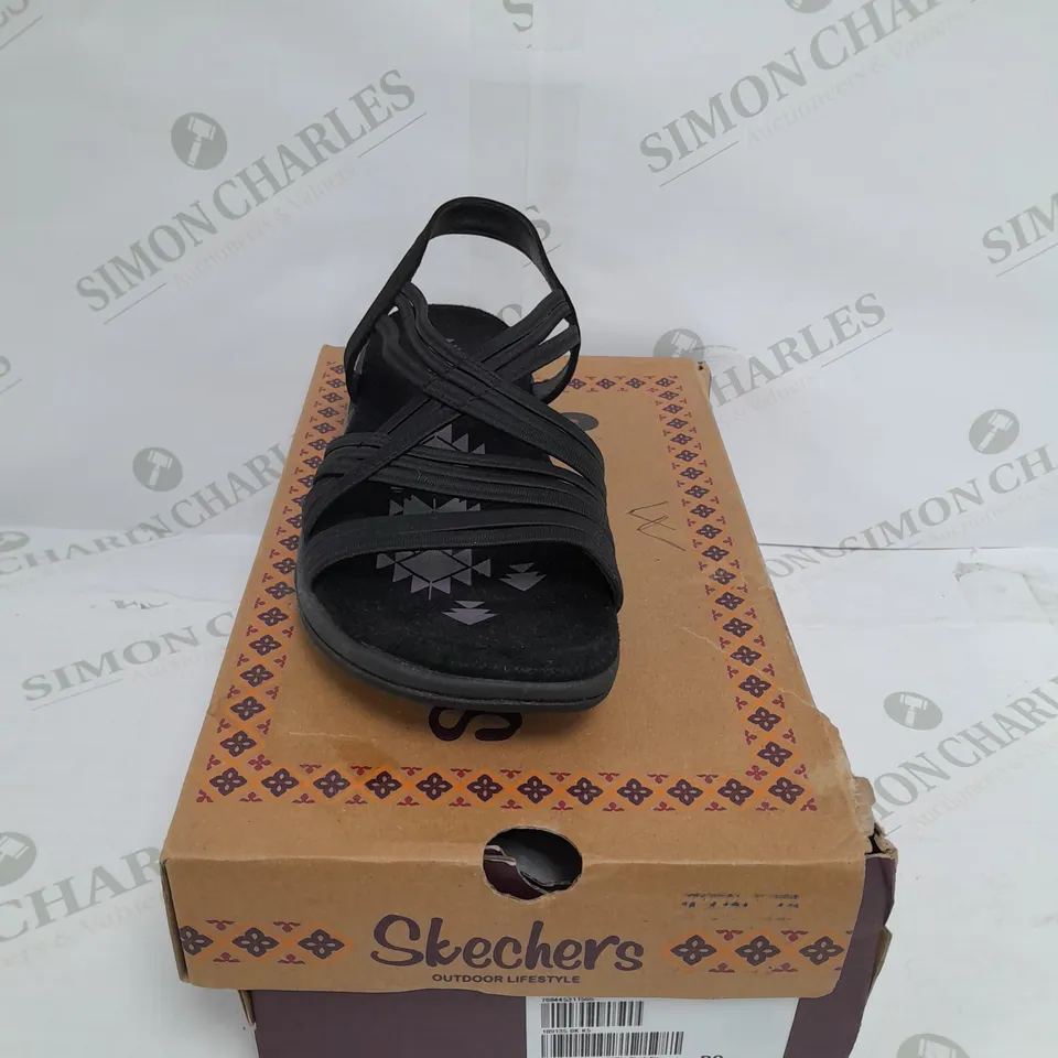 BOXED PAIR OF SKECHERS REGGAE SLIM SIMPLY STRETCH BLACK SANDALS - SIZE 5