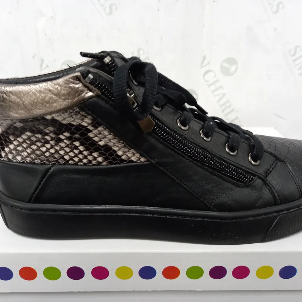 BOXED ADESSO SCALE EFFECT SIDE ZIO LAXE UP SHOES IN BLACK - SIZE 39
