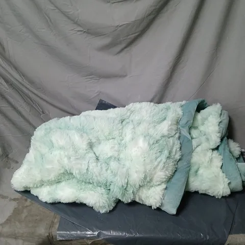 GREEN THROW IN GREY CARRY CASE 