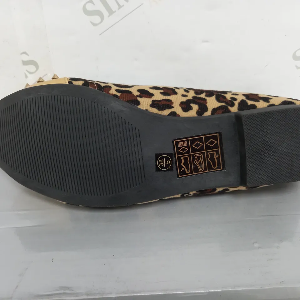 FLAT HEELED LEOPARD PRINT GOLD SPIKEY TOE SIZE 5