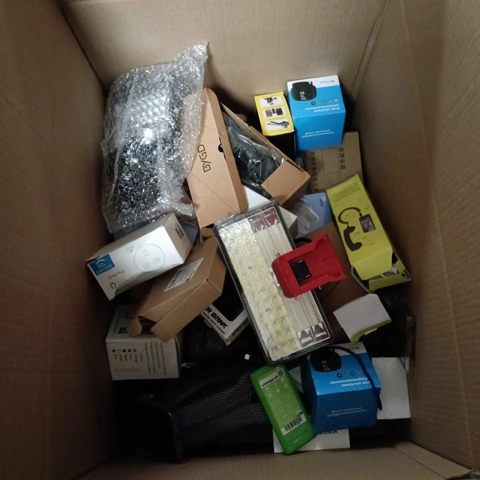 APPROXIMATELY 25 ASSORTED HOUSEHOLD ITEMS TO INCLUDE SMART LIGHT SOUND MACHINE, WIRELESS DOORBELL, CHARGING STAND, WRIST SPHYGMOMANOMETER ETC