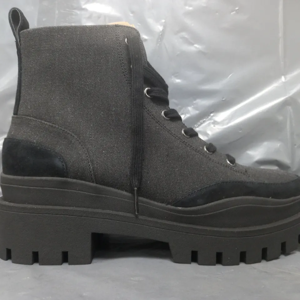BOXED PAIR OF VIONIC ASPEN HIKER BOOTS IN BLACK SIZE 8