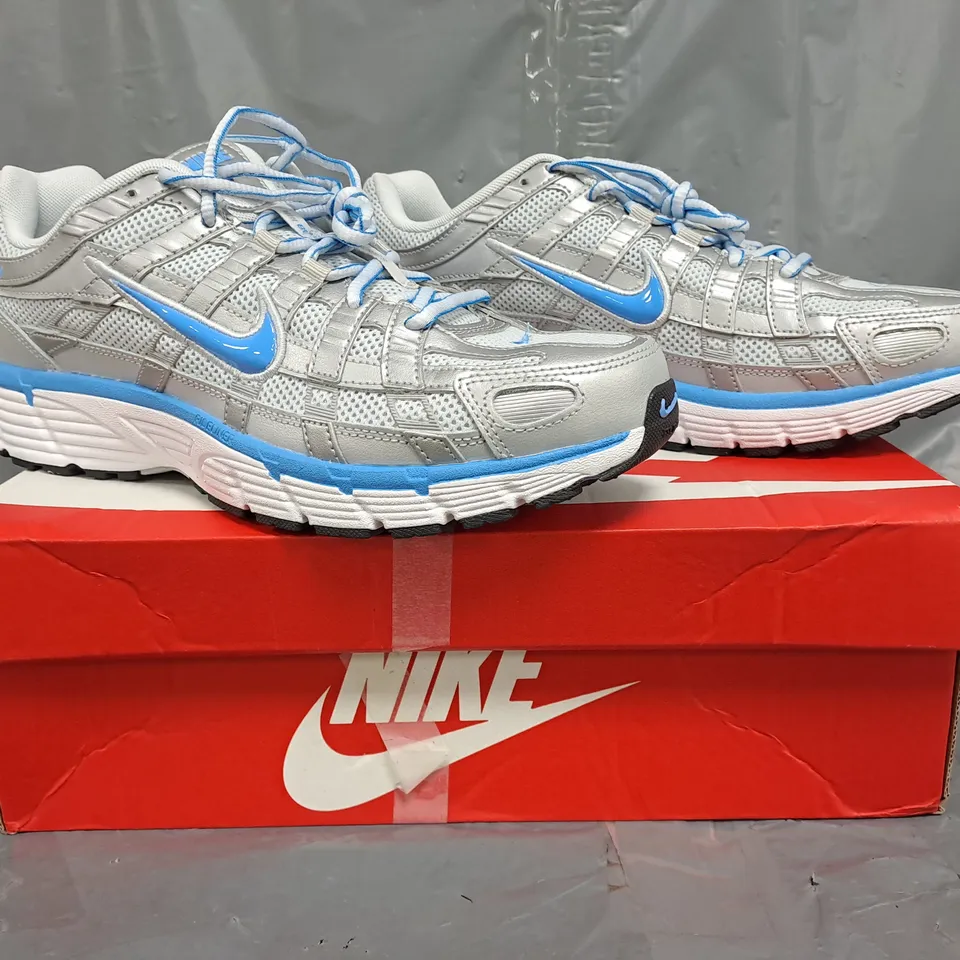 BOXED PAIR OF NIKE P-6000 SHOES IN METALLIC SILVER/BLUE SIZE 8.5