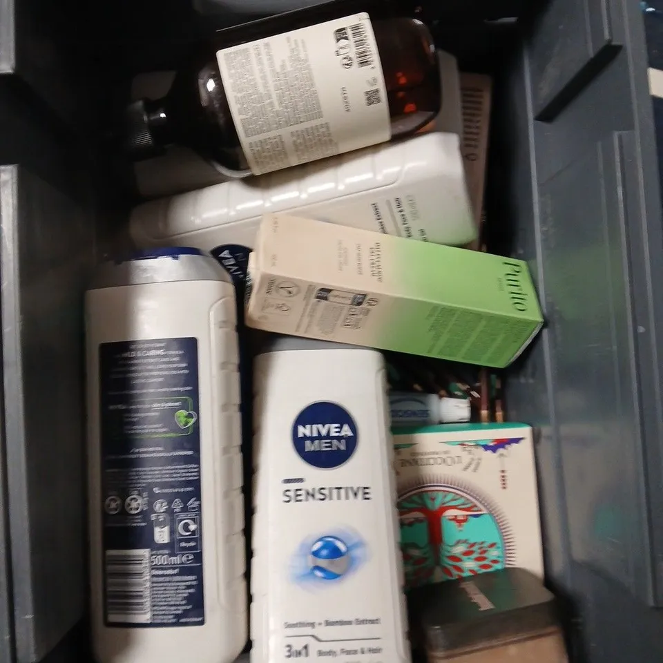 APPROXIMATEY 20 ASSORTED HEALTH AND BEAUTY PRODUCTS TO INCLUDE - NIVEA MEN SENSITIVE BODY WASH - COLGATE MAX WHITE TOOTHPASTE AND AUSSIE SOS HEAT DEFENCE SPRAY