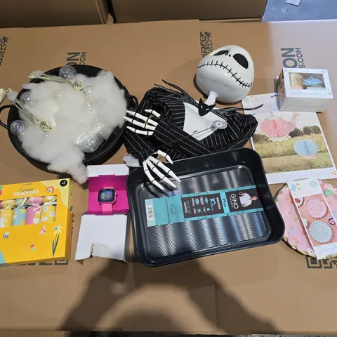 BOX OF APPROXIMATELY 10 ASSORTED HOUSEHOLD ITEMS TO INCLUDE - PARTY DECOR, ROASTER, AND CRACKERS ETC. 