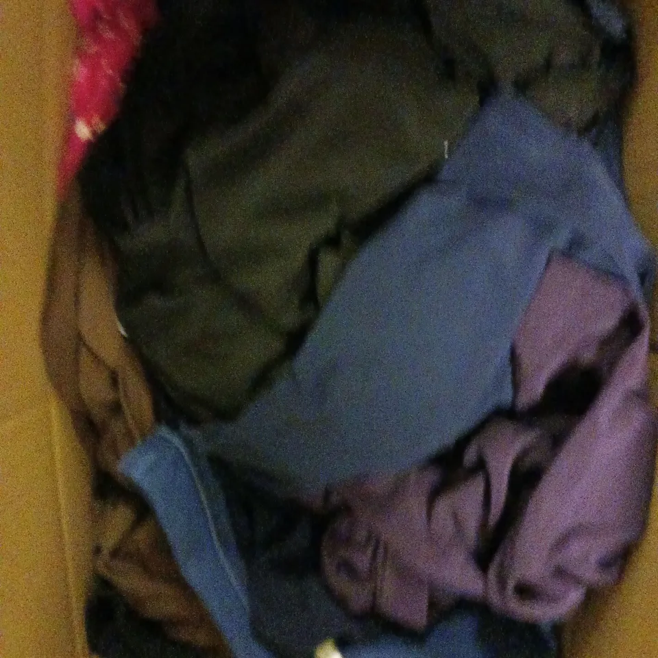 BOX OF APPROXIMATELY 10 ASSORTED CLOTHING AND FASHION ITEMS IN VARIOUS STYLES, SIZES, AND COLOURS / COLLECTION ONLY 
