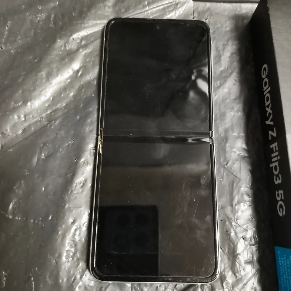 SAMSUNG GALAXY Z FLIP3 5G SMARTPHONE – CREAM