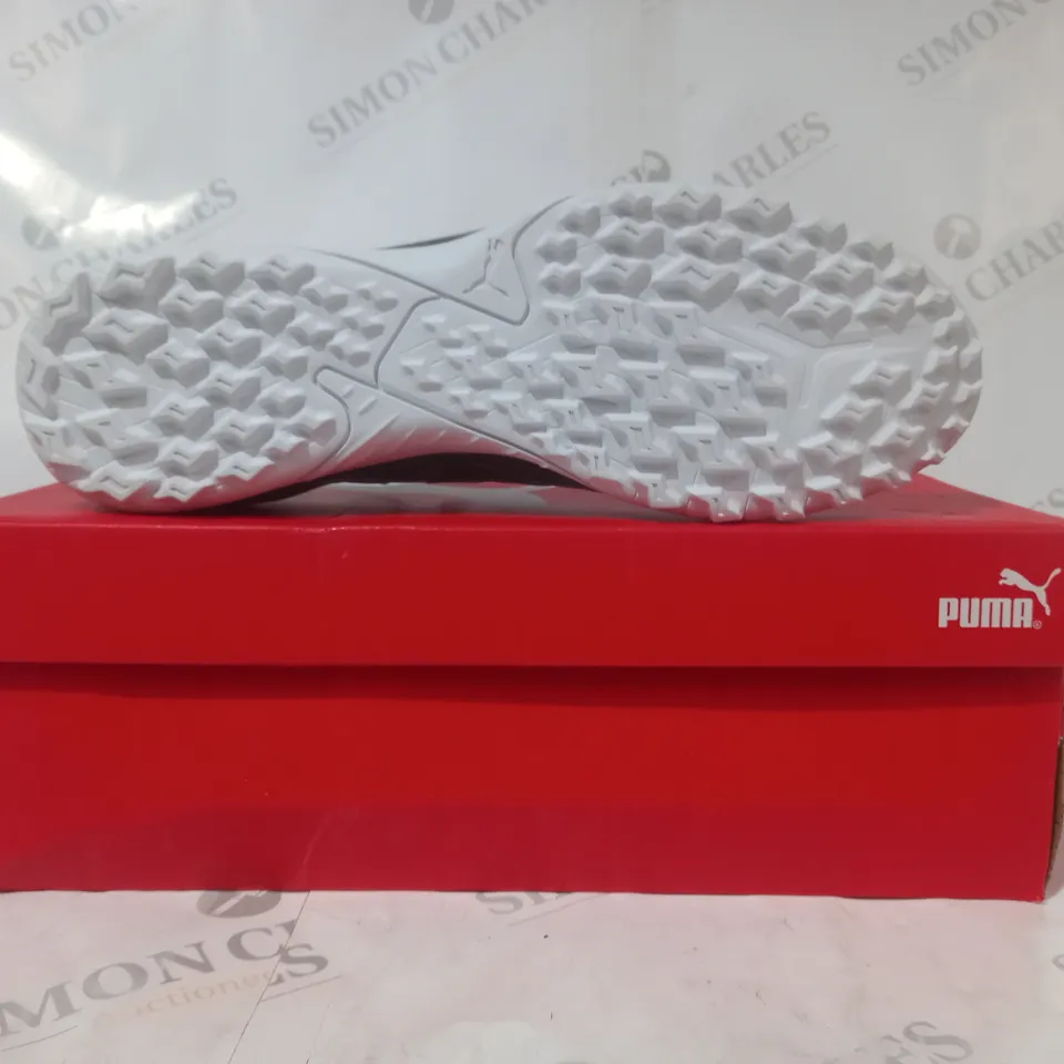 BOXED PAIR OF PUMA FUTURE PLAY TT SHOES IN BLACK/SILVER UK SIZE 10