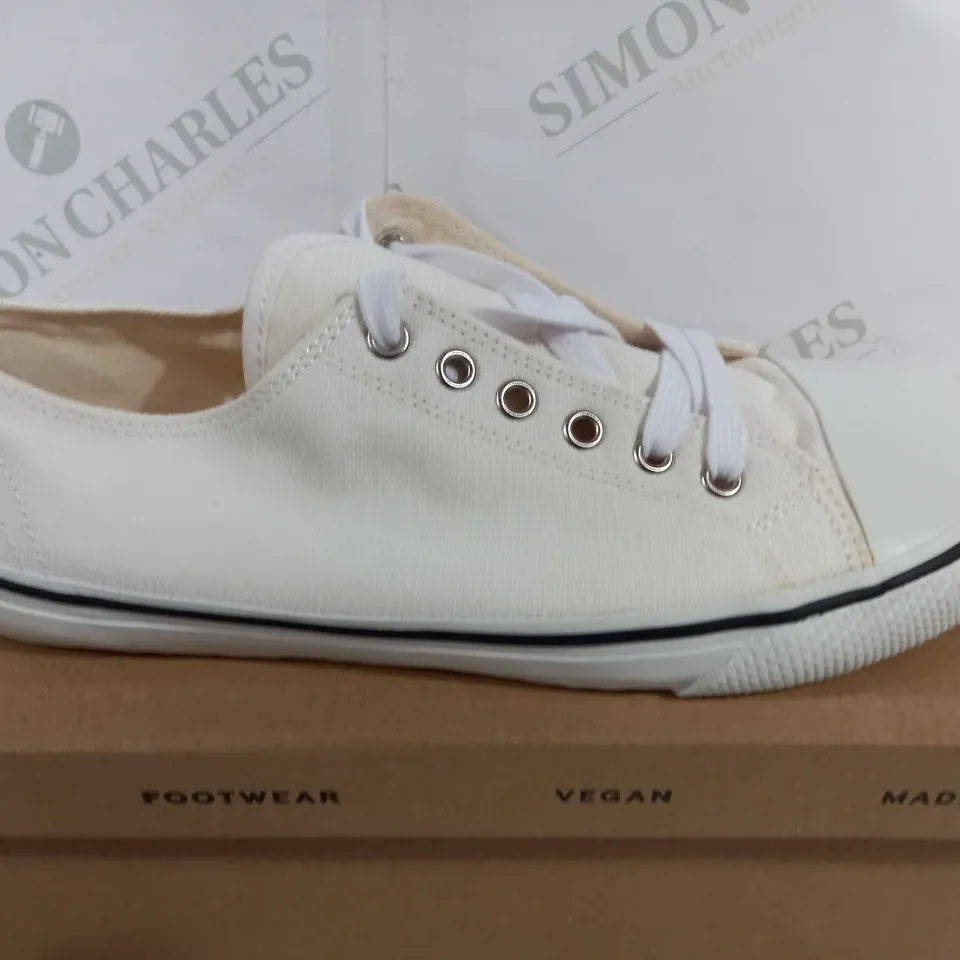 BOXED PAIR OF BOHEMPIA HERLIK 2.0 BAREFOOT COURT LOW SNEAKERS - WHITE - EU 39