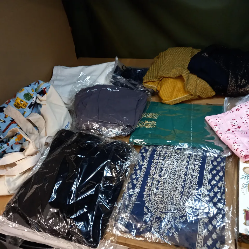 LOT OF APPROX 20 ASSORTED CLOTHING ITEMS TO INCLUDE JUMPERS, JEANS AND T-SHIRTS