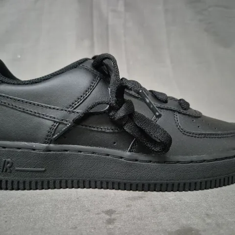 BOXED PAIR OF NIKE AIR FORCE 1 SHOES IN BLACK UK SIZE 4.5