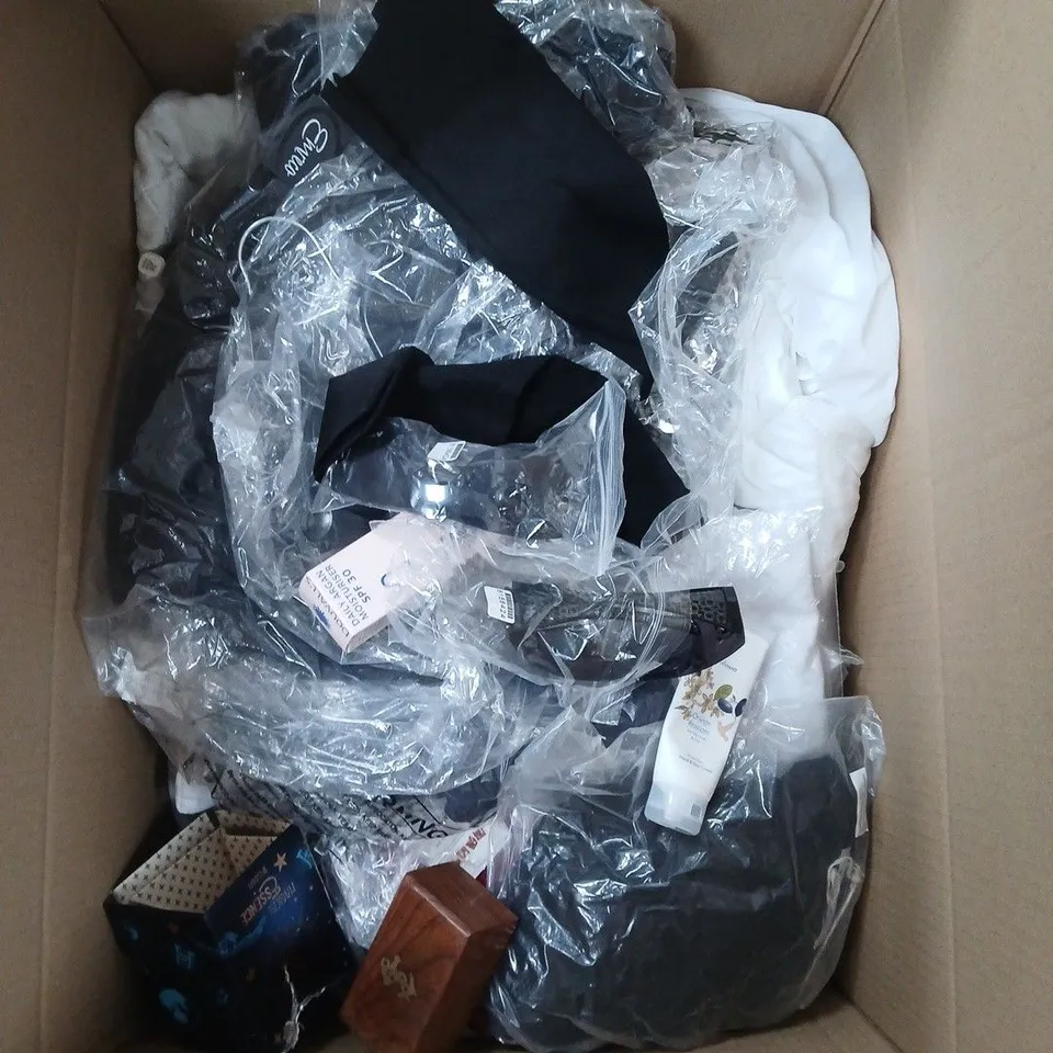 LARGE QUANTITY OF ASSORTED ITEMS TO INCLUDE REMOVABLE HOOKS, VIVID MIRACLE SPONGE, HARRY POTTER AFTERSHAVE, ETC - COLLECTION ONLY