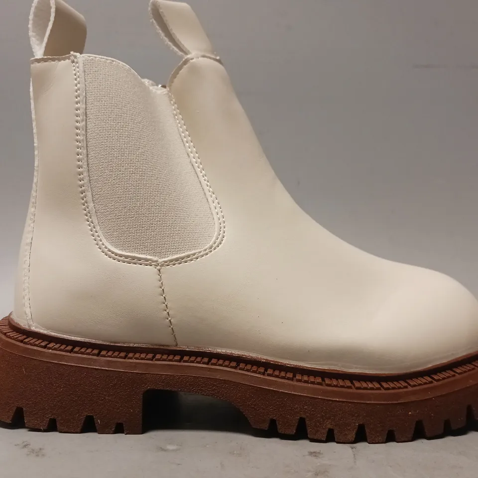 BOXED PAIR OF DESIGNER KIDS SIDE-ZIP CHELSEA BOOTS IN CREAM/CHOCOLATE EU SIZE 28