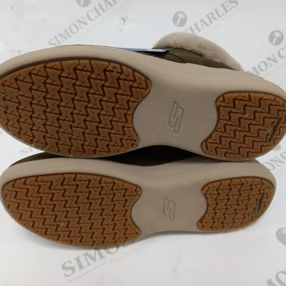 SKECHERS GO WALK BOOTS - 5.5