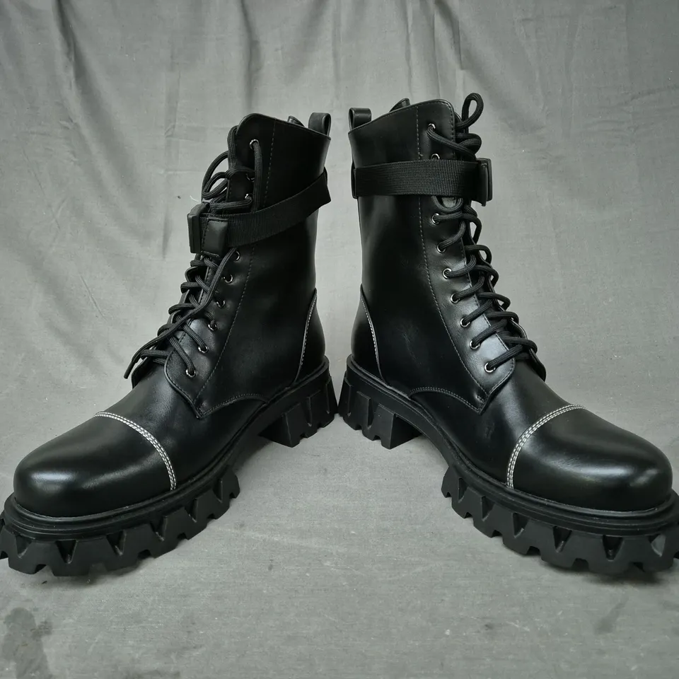 BOXED PAIR OF KOI BANSHEE MEN'S FALLOUT CYBER BOOTS IN BLACK UK SIZE 11