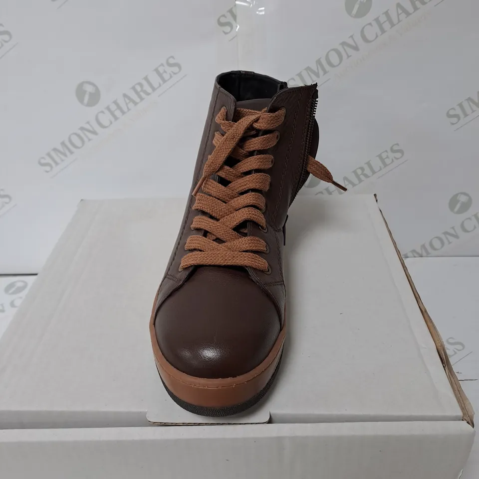 BOXED PAIR OF ADESSO YANKEE LEATHER SHOES // SIZE: 38 EU 