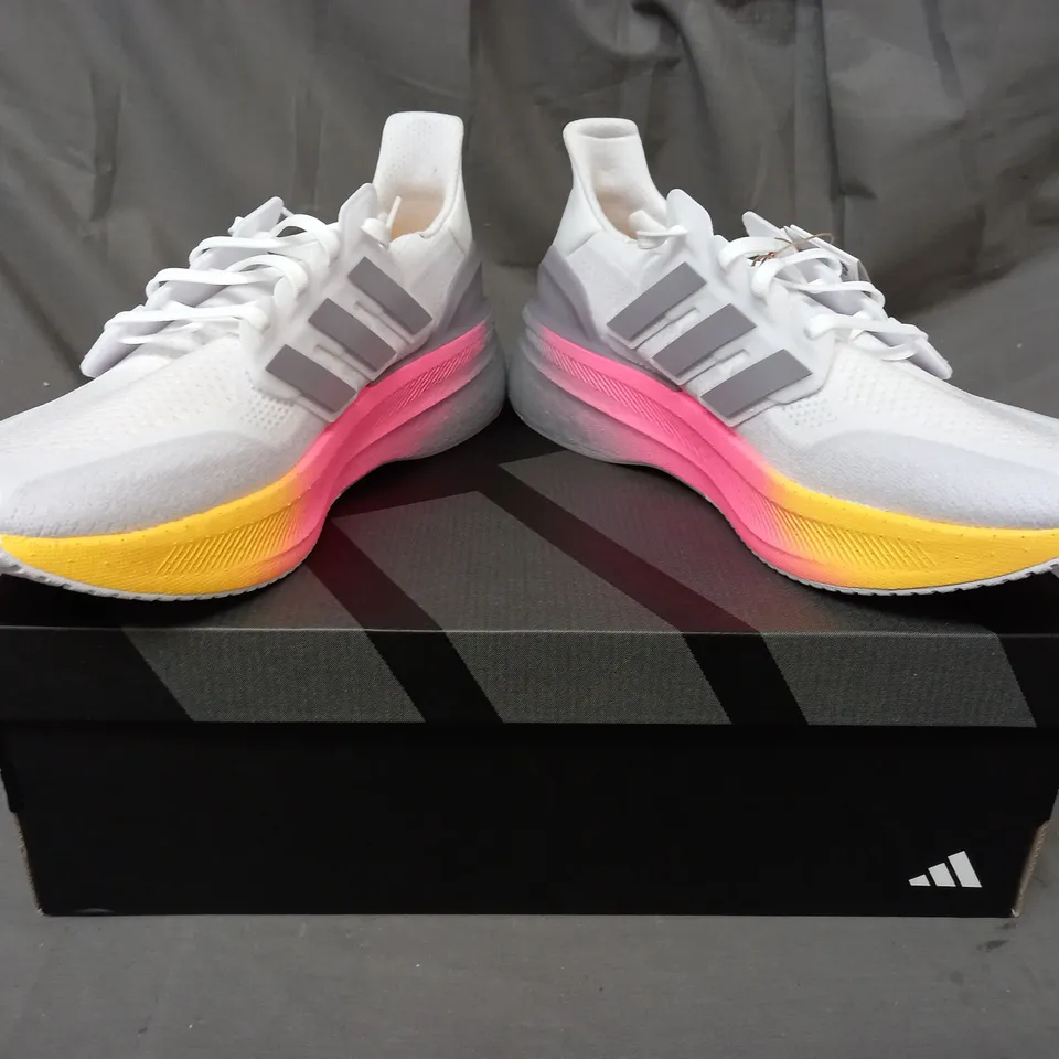 BOXED PAIR OF ADIDAS ULTRABOOST 5 SHOES IN WHITE/MULTICOLOUR UK SIZE 11.5