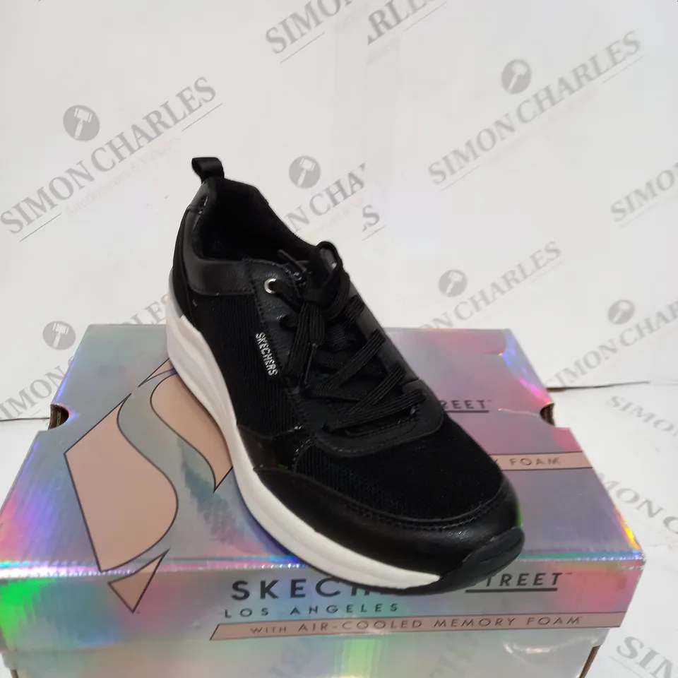 BOXED SKETCHERS GOWALK TRAINERS - SIZE UK 6