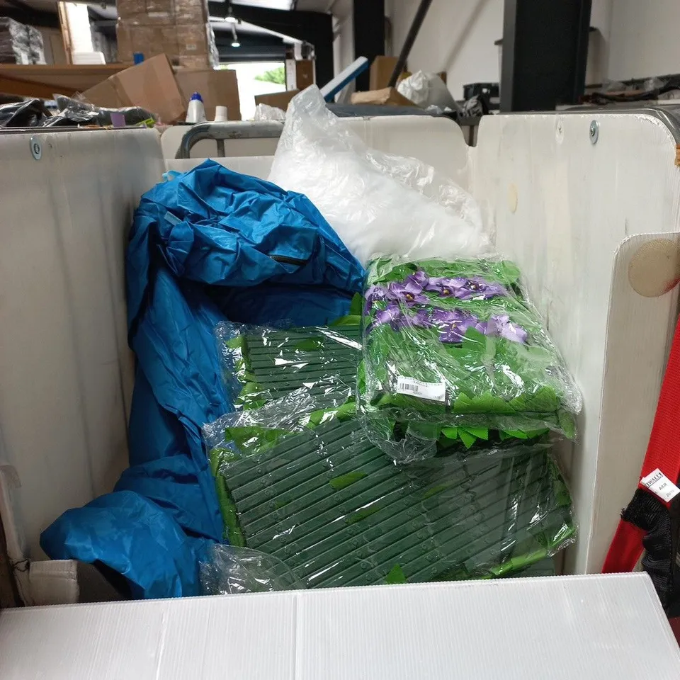 CAGE OF APPROXIMATELY 20 ASSORTED ITEMS TO INCLUDE PILLOW, SMALL VALENCIA PLANTER ETC