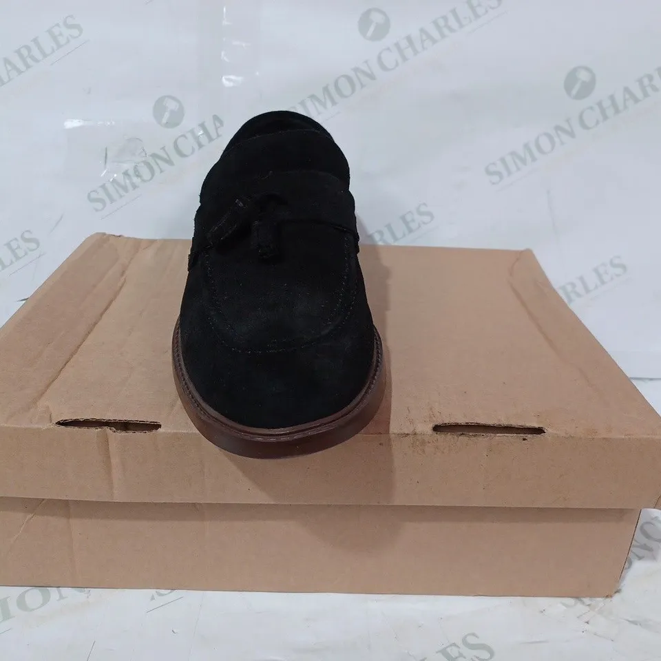 BOXED PAIR OF THOMAS CRICK SUEDE TASSEL LOAFERS IN BLACK UK SIZE 9